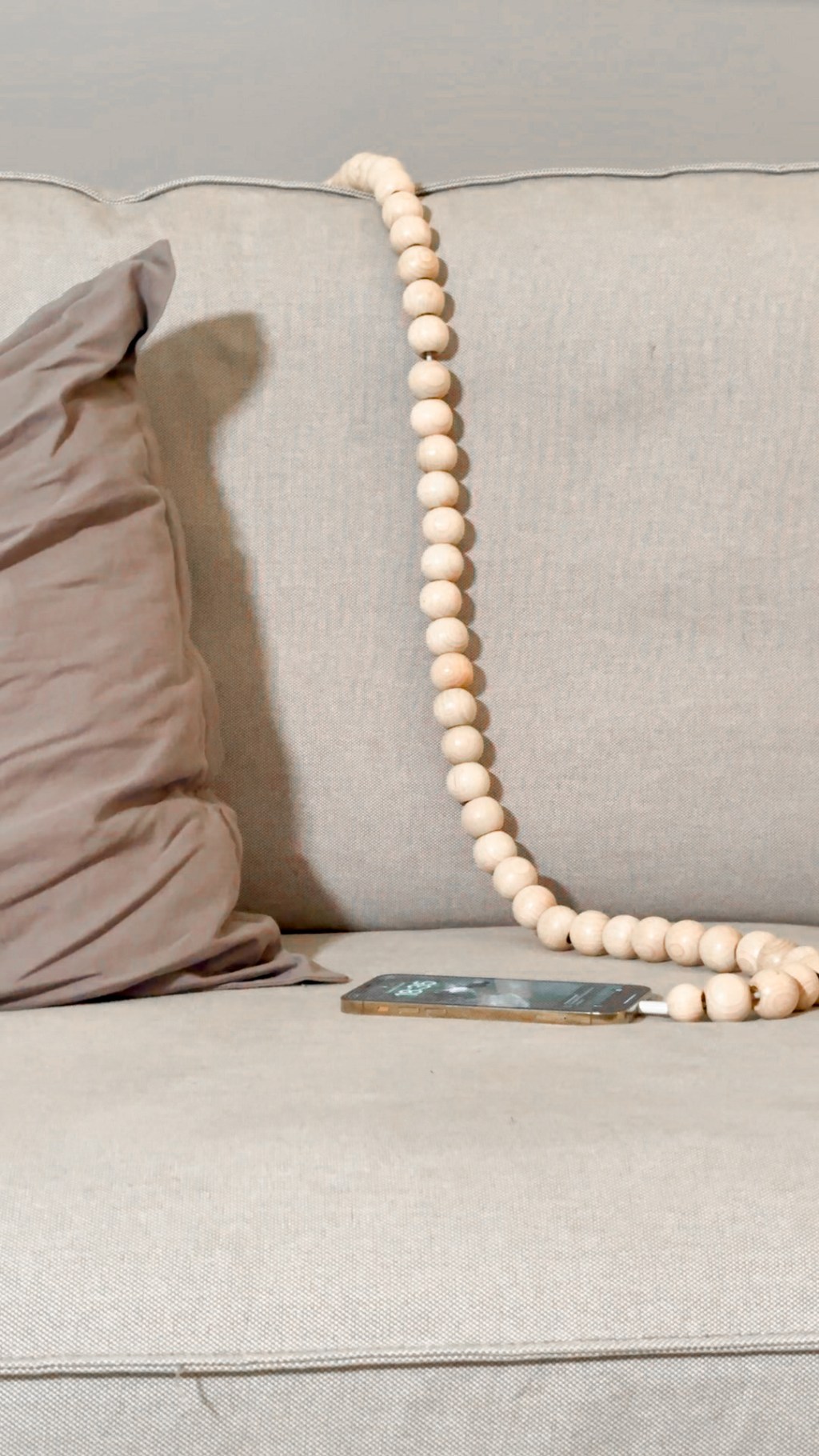 Comment Transformer Ton Câble de Chargeur en Objet Déco avec des Perles en&nbsp;Bois