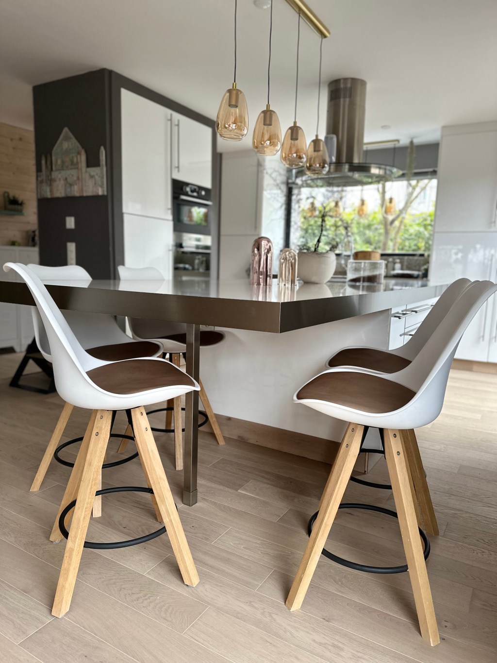 Métamorphose Chic à Petit Prix : Comment J&rsquo;ai Revitalisé Mes Chaises de Bar avec du Simili Cuir&nbsp;Vegan